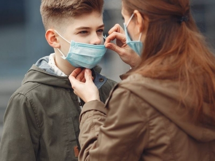 Cómo evitar y tratar el 'maskne' (acné debido a la mascarilla)
